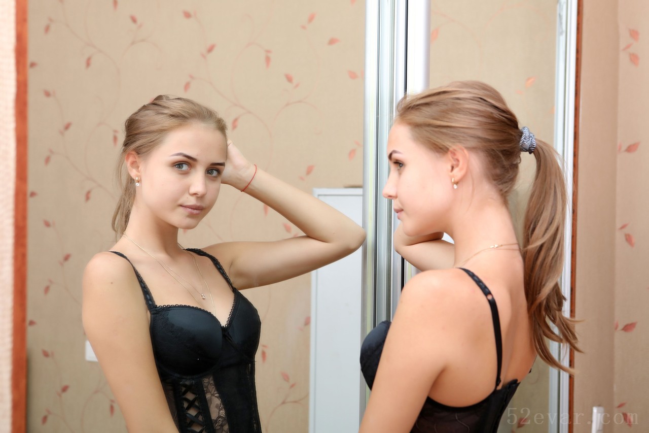 Mika黑丝吊带写真