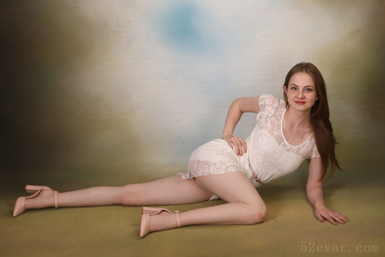 Bella白色蕾丝裙写真