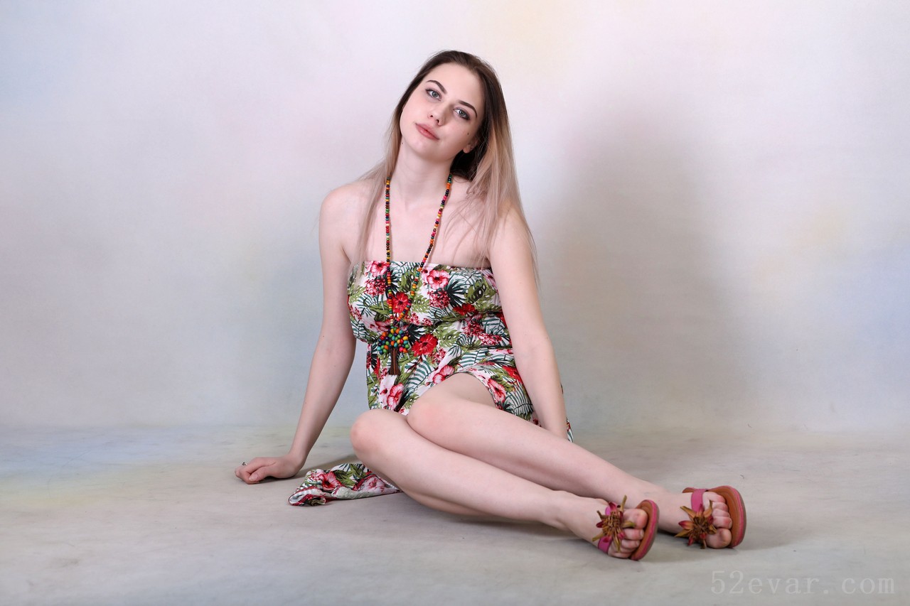 Jessica彩色长裙写真