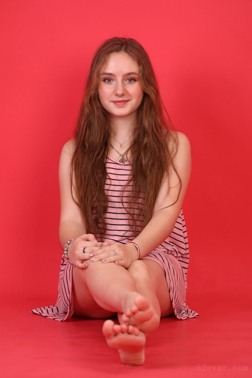 [196P+1V] Katie褐色连衣裙写真