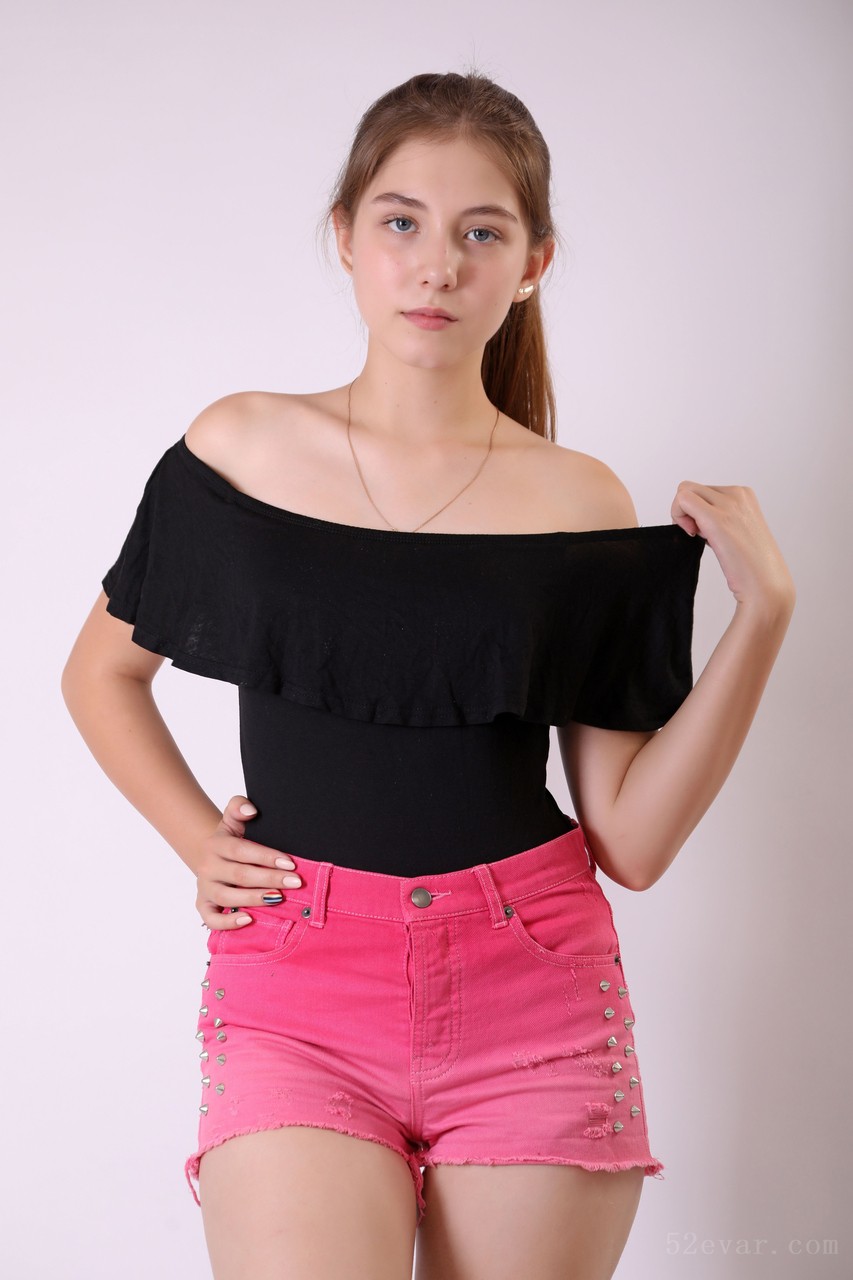 Alissa红色渐变牛仔裤写真