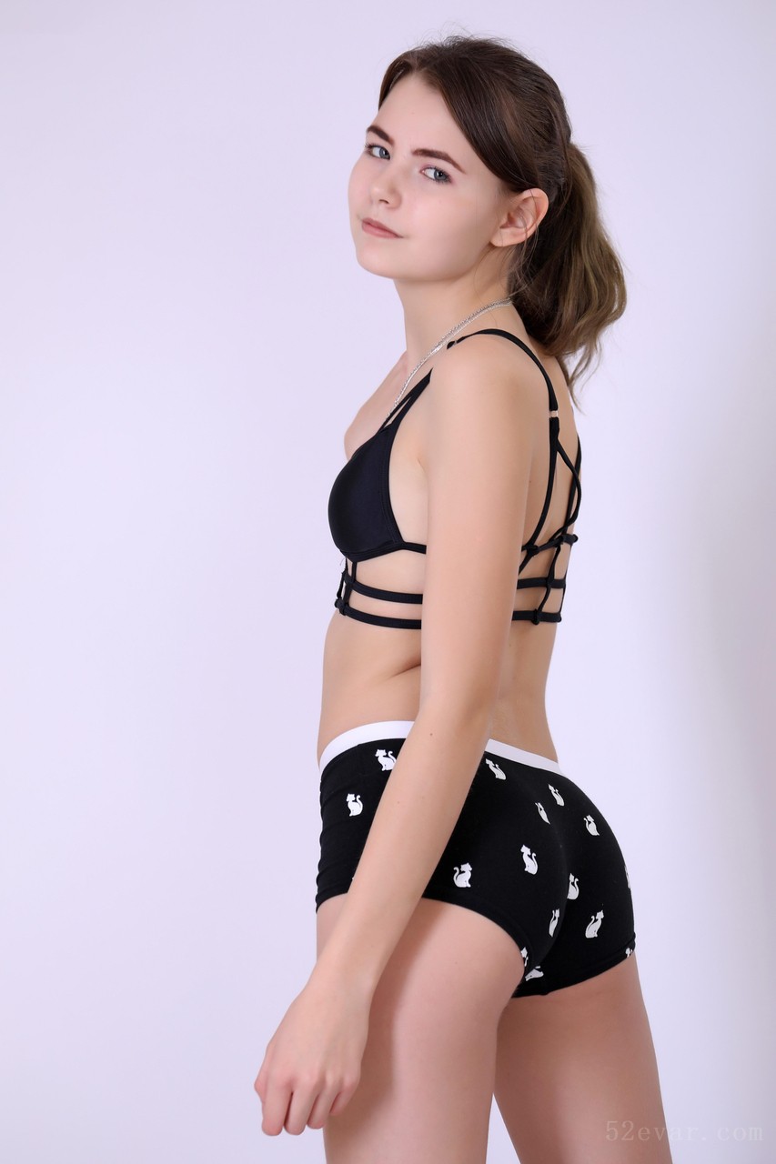 Angelica黑色短裤写真