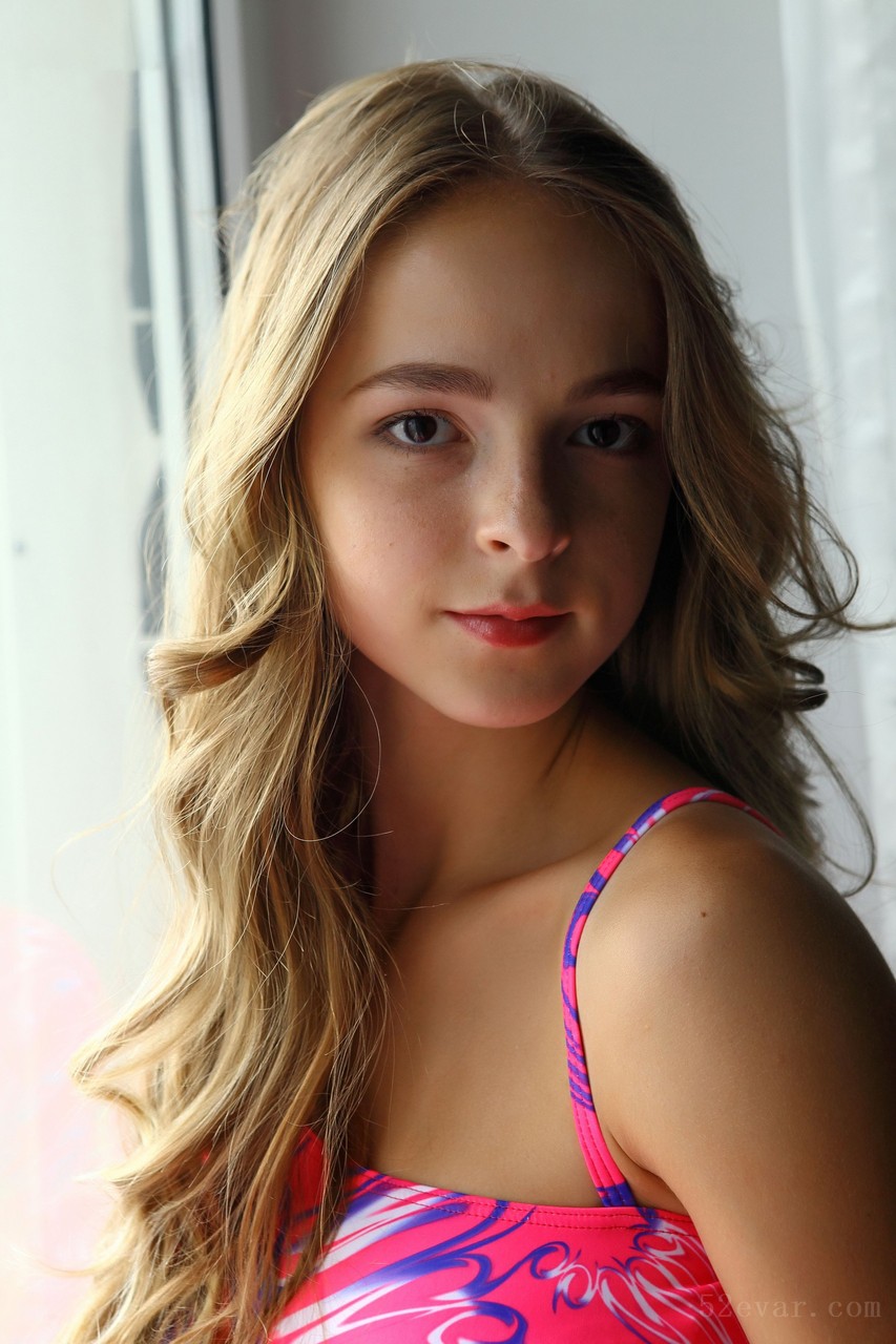 Eva红色舞蹈服写真