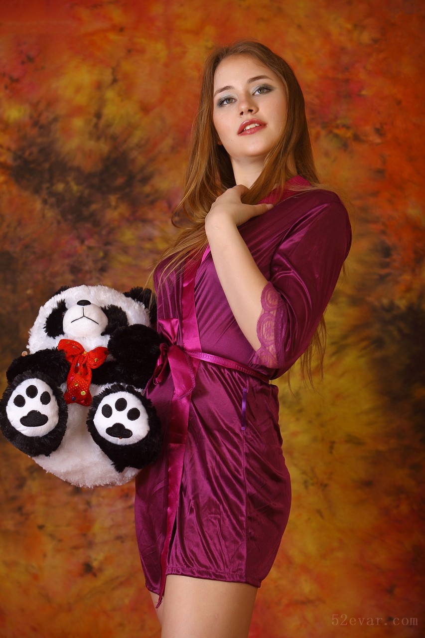 Hanna酒红色睡衣写真