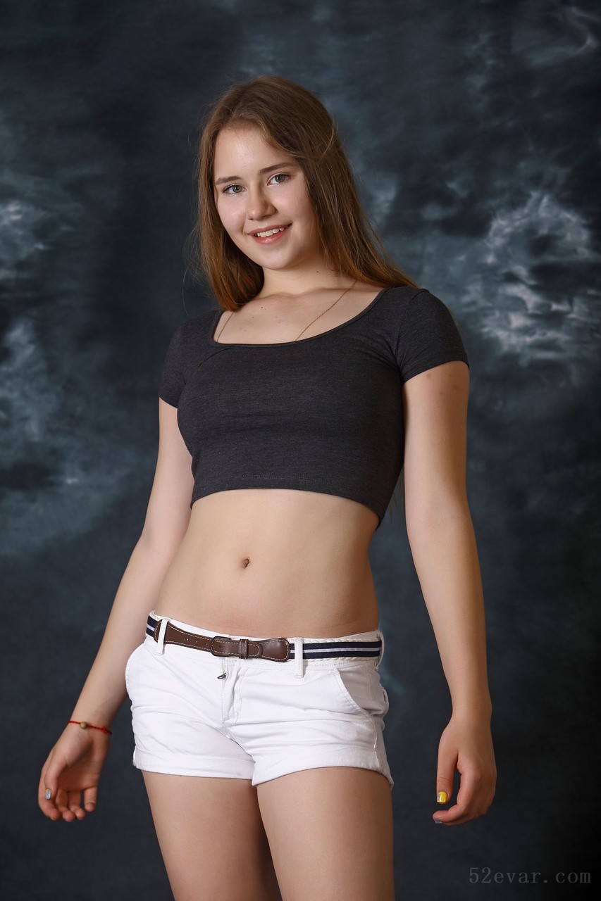 Hanna白色牛仔短裤写真