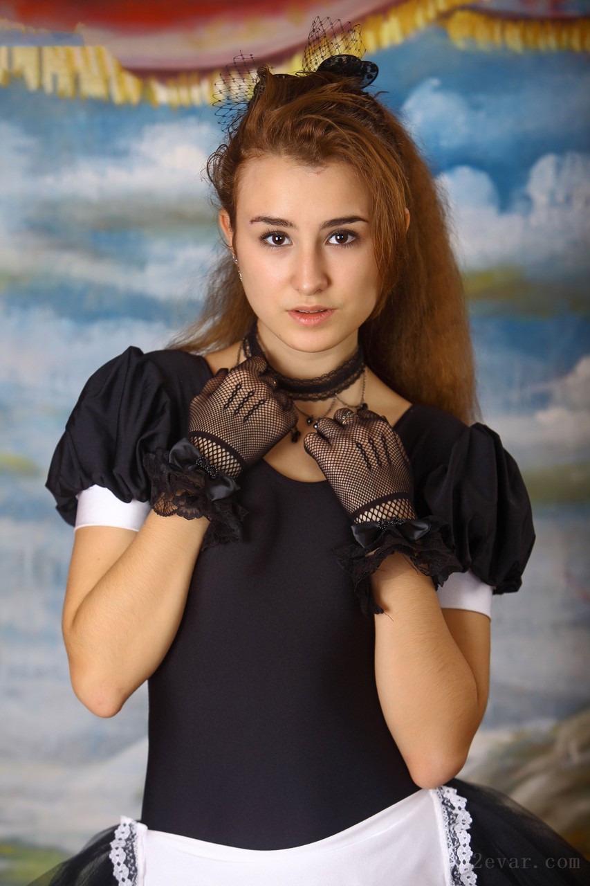 Yuliya黑丝女仆写真